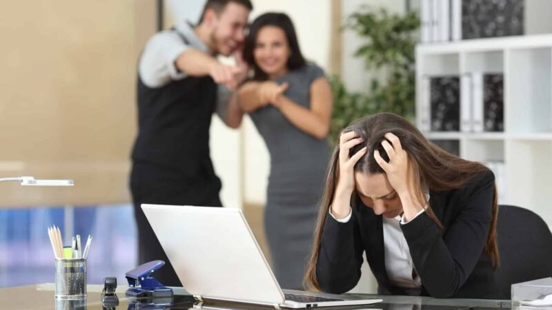Harcèlement moral au travail : 12 exemples et signes qui doivent vous alerter